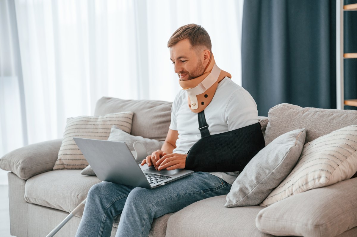 Junger Mann mit Fixatoren am Arm und am Hals